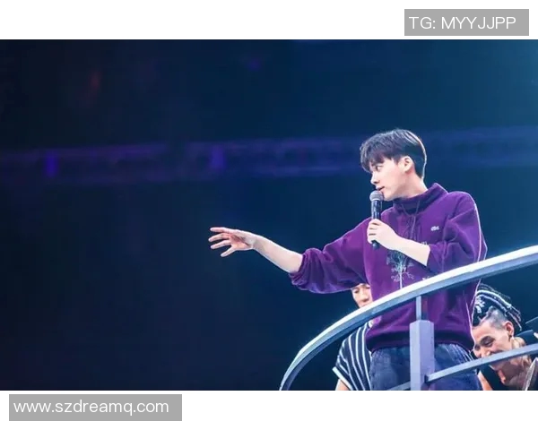 足球明星拍照时意外现身引发粉丝热议瞬间成网络热搜焦点